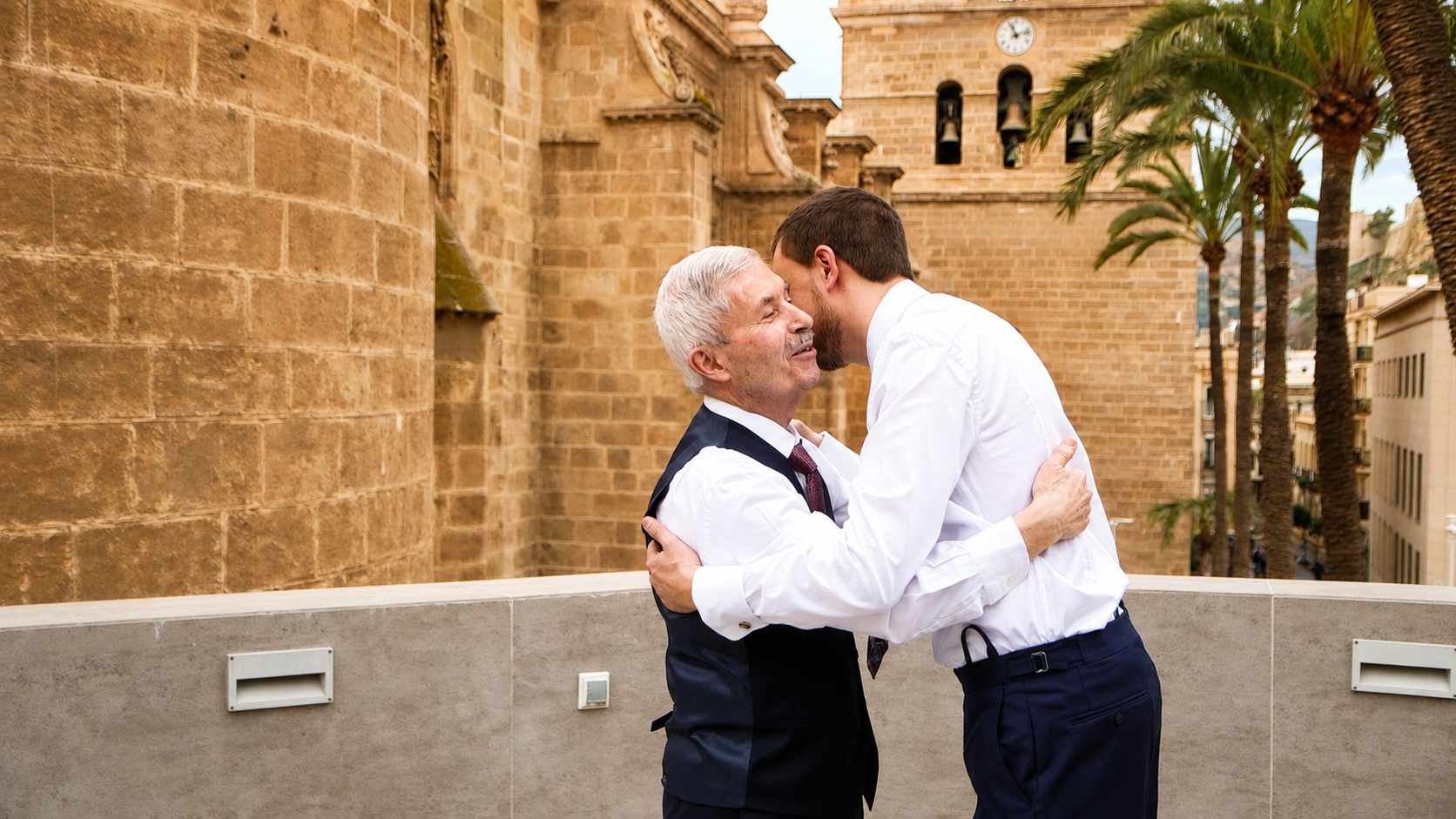 Santi acompañado antes de la ceremonia