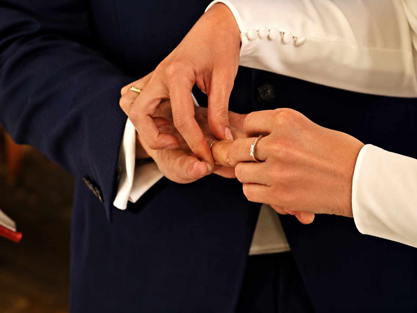 Las manos de Santi durante los preparativos de la boda