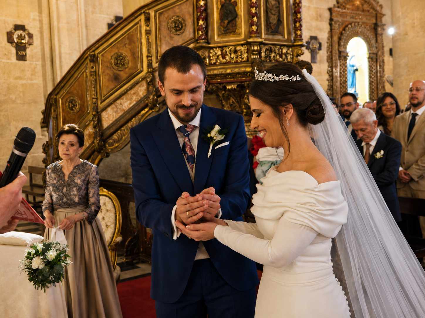 Nieves y Santi durante la ceremonia en el Santuario de la Virgen del Mar