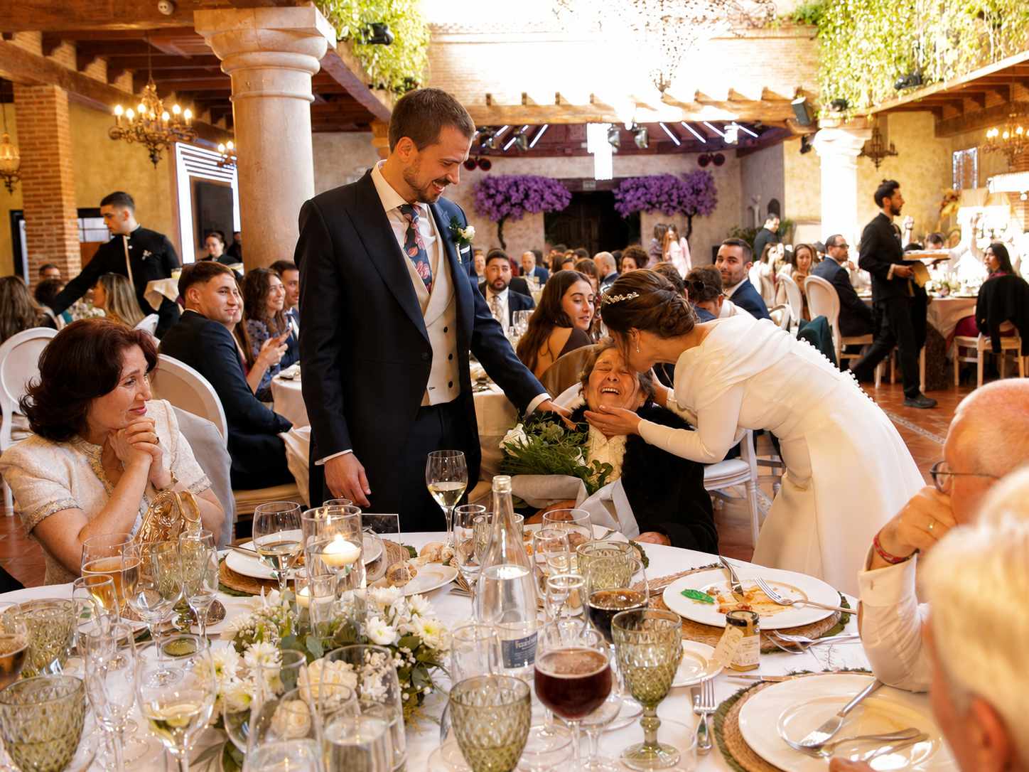 Nieves saludando a una invitada durante la celebración