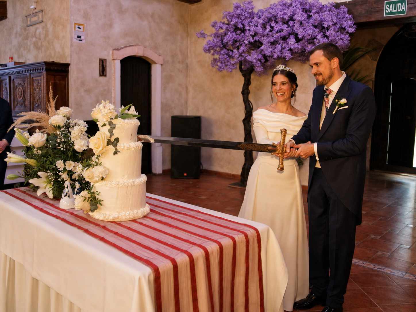 Nieves y Santi cortando la tarta de su boda
