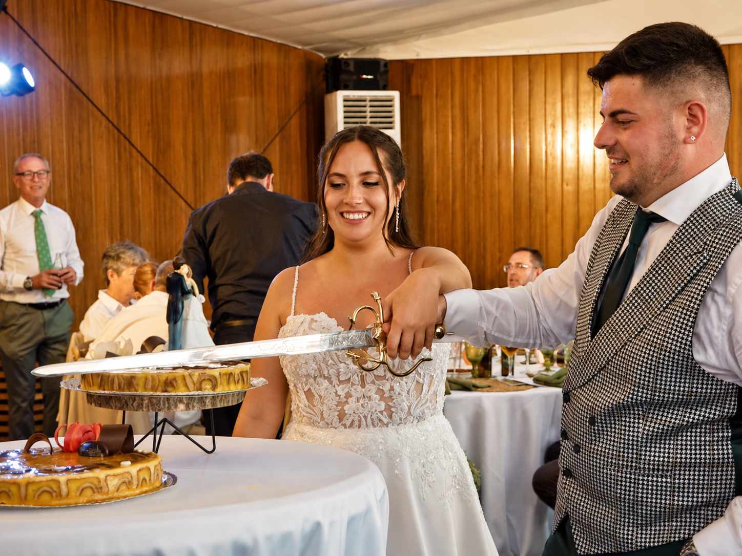 Anaïs y Fran cortando la tarta de boda