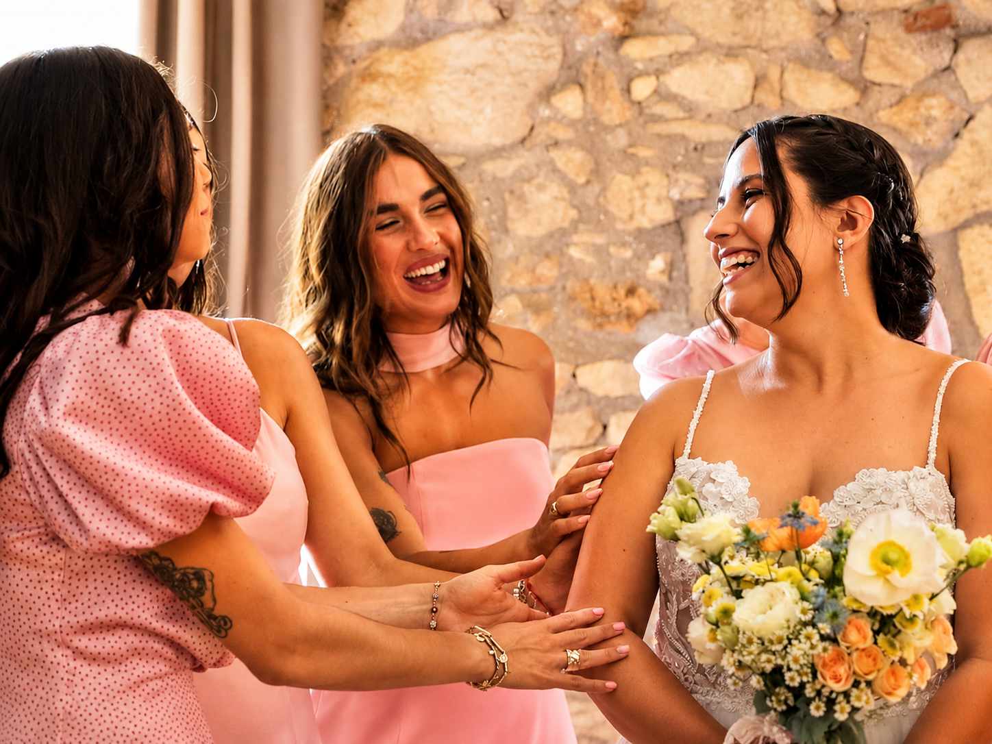 Anaïs riendo con sus amigas durante la boda
