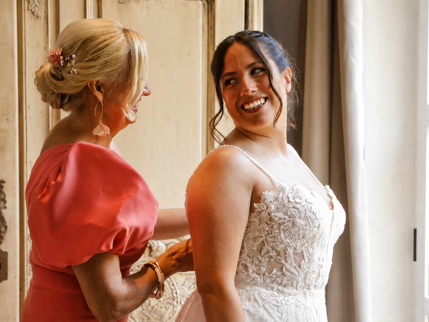Anaïs preparándose junto a su madre