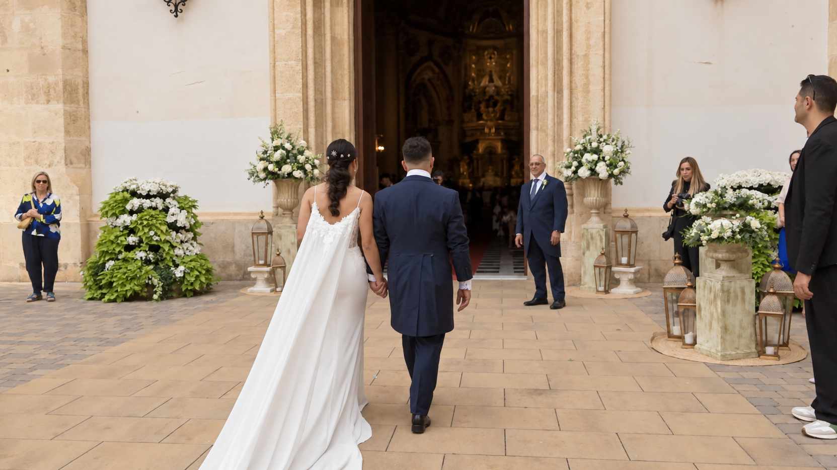 Diana y José Juan entrando juntos al Santuario