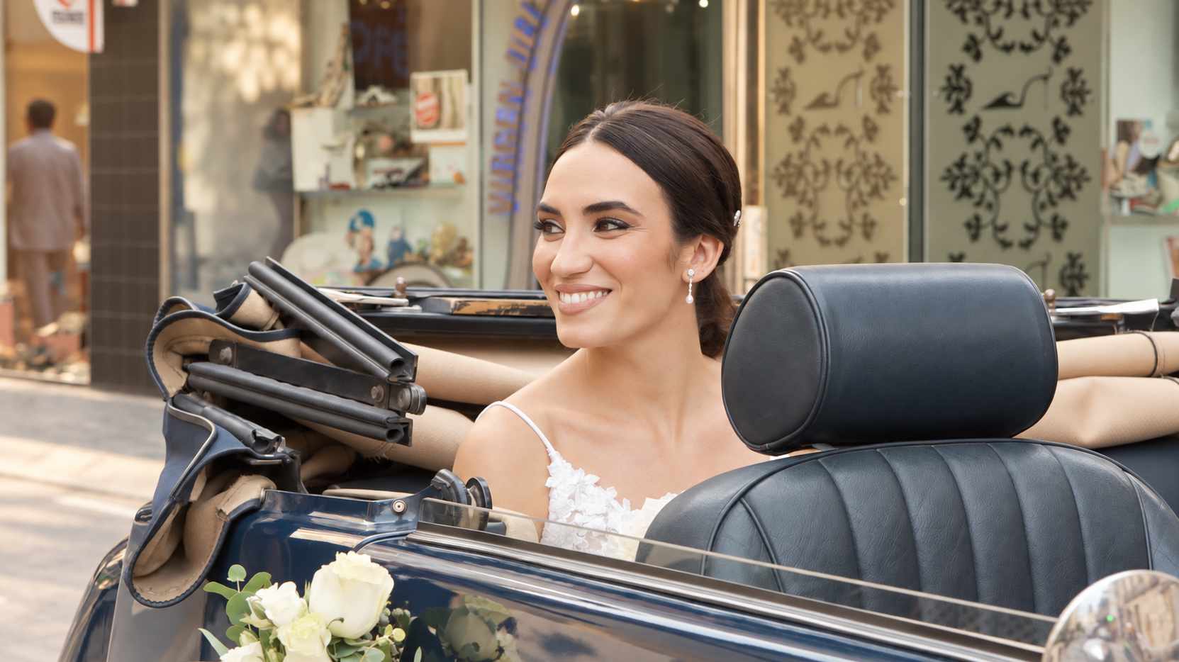 Diana sonríe desde el coche clásico