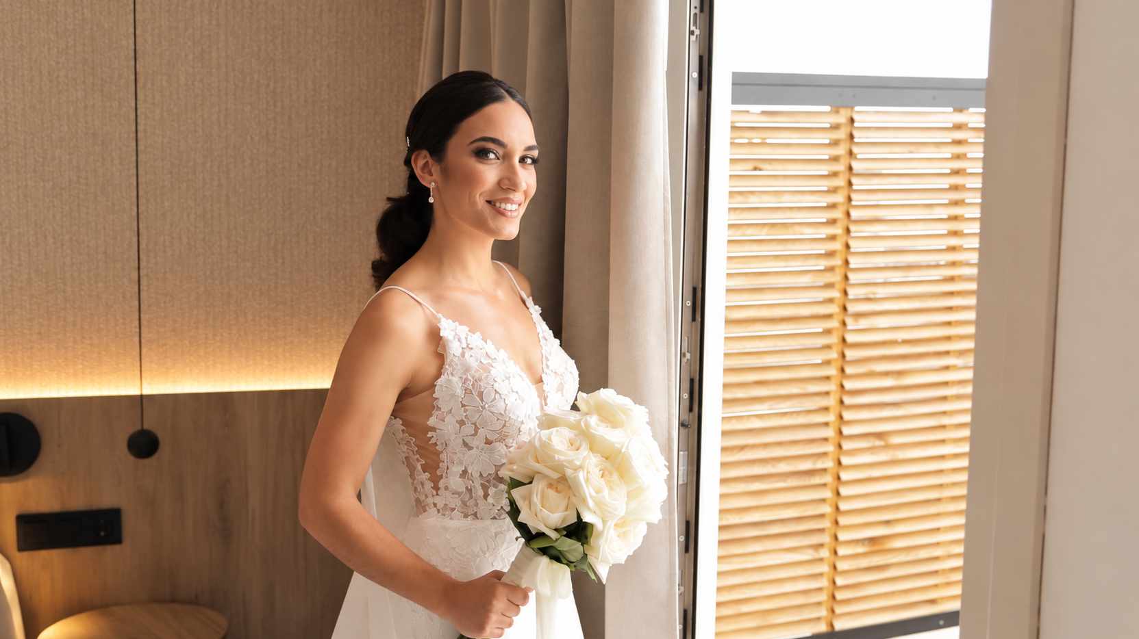 Diana preparada con su ramo antes de la ceremonia