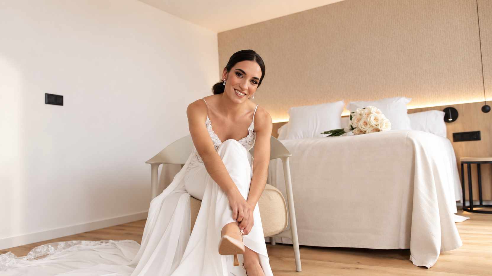 Diana poniéndose los zapatos de novia