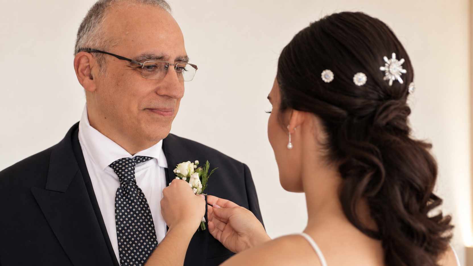 Diana colocando el prendido a un familiar