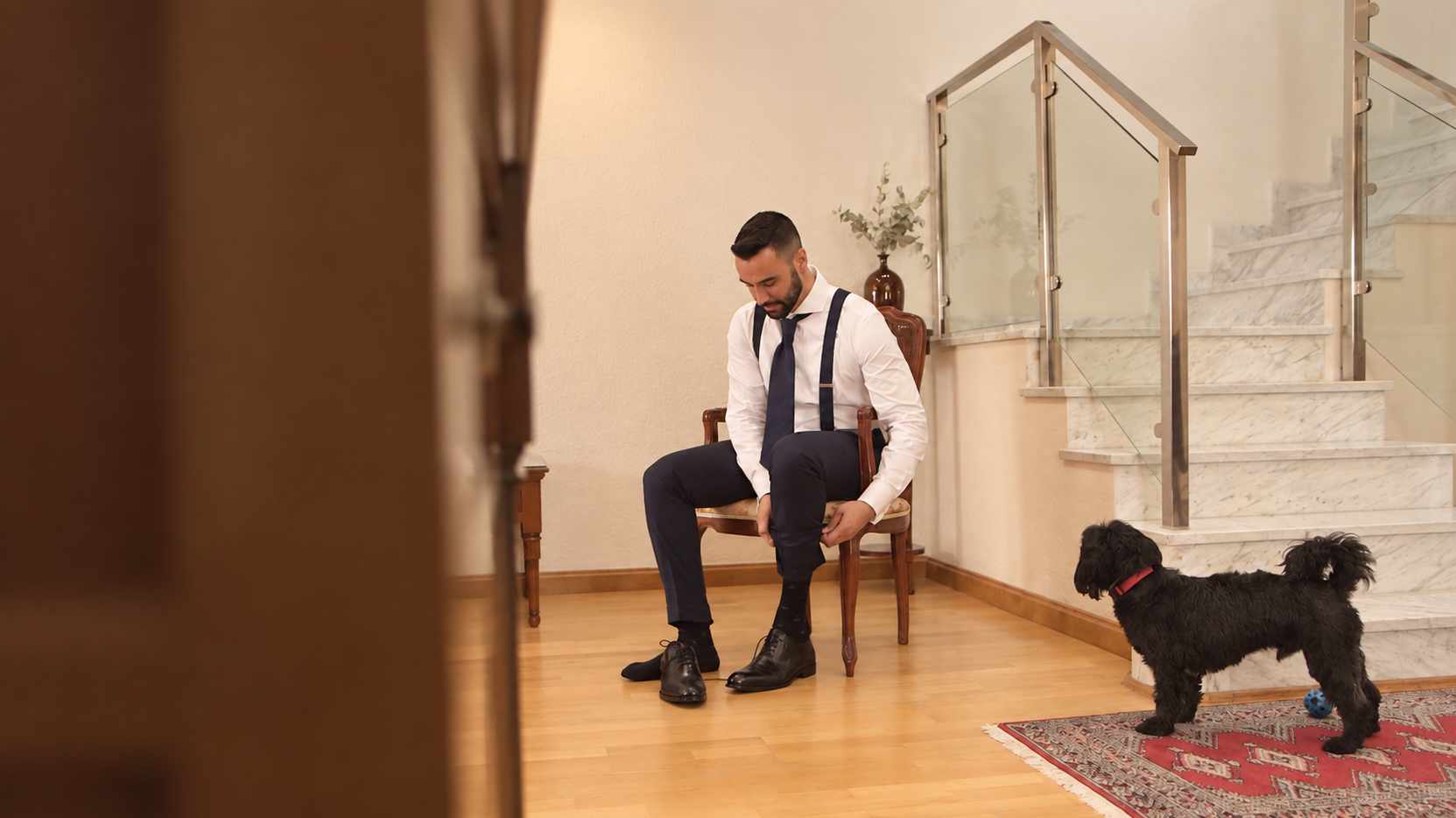 José Juan terminando de prepararse junto a su perro