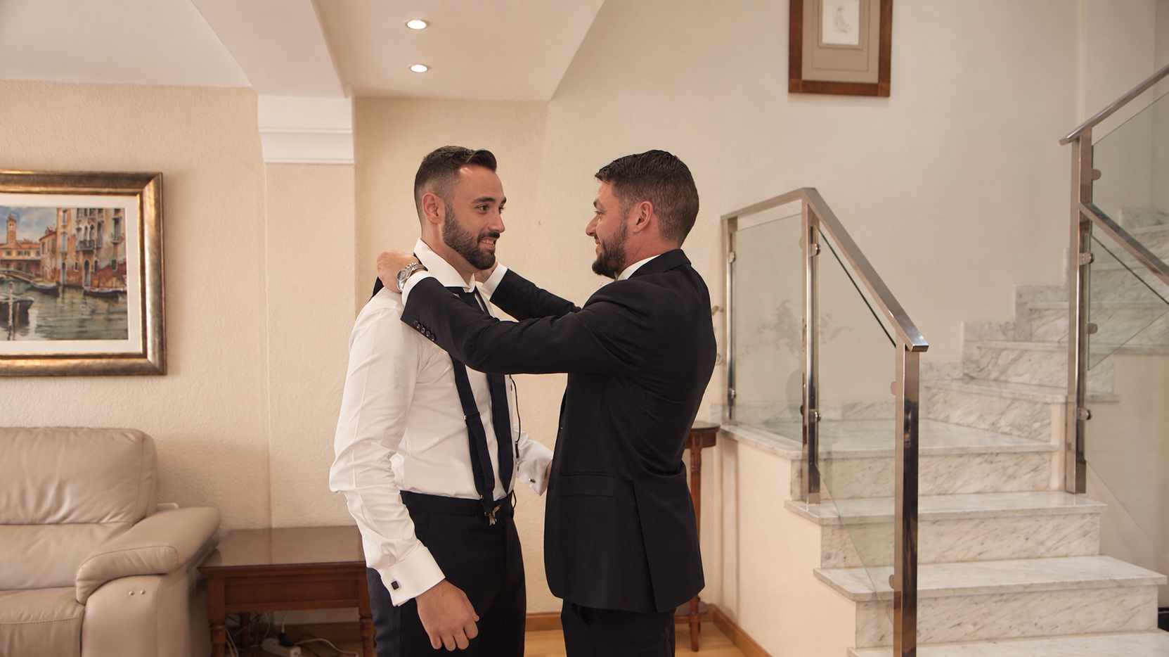 Un amigo ayuda a José Juan con la corbata