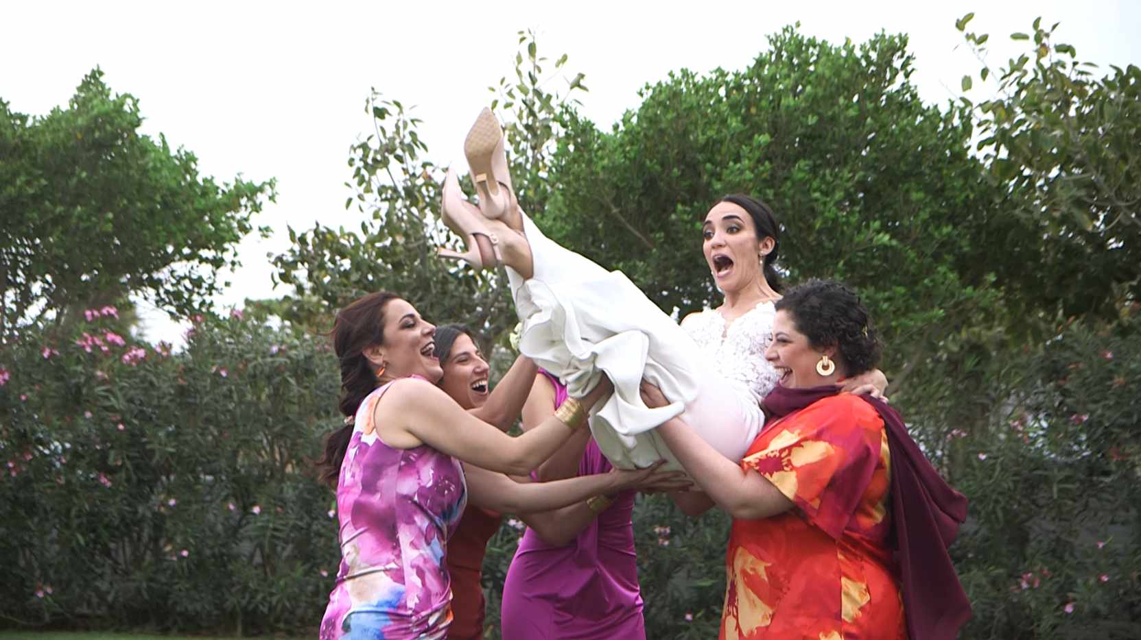 Las amigas de Diana la levantan durante la fiesta