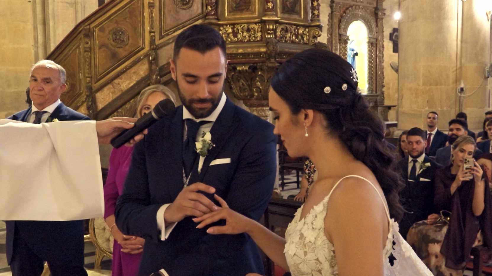 Diana y José Juan intercambiando los anillos