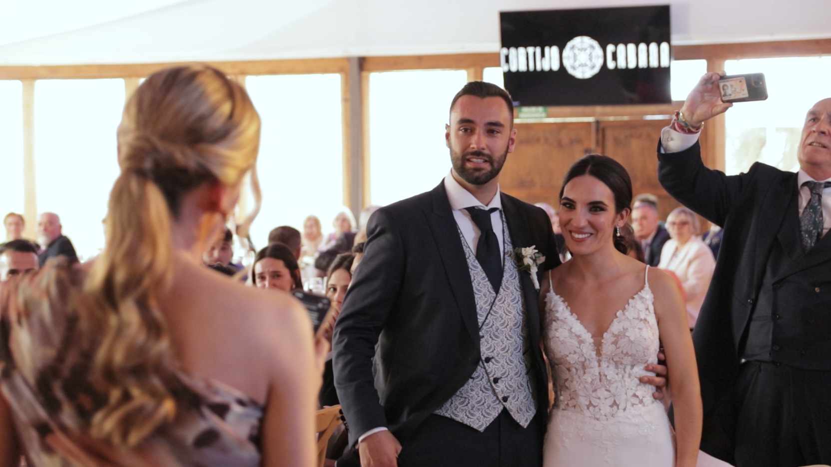 Diana y José Juan escuchan a sus invitados en Cortijo Cabana