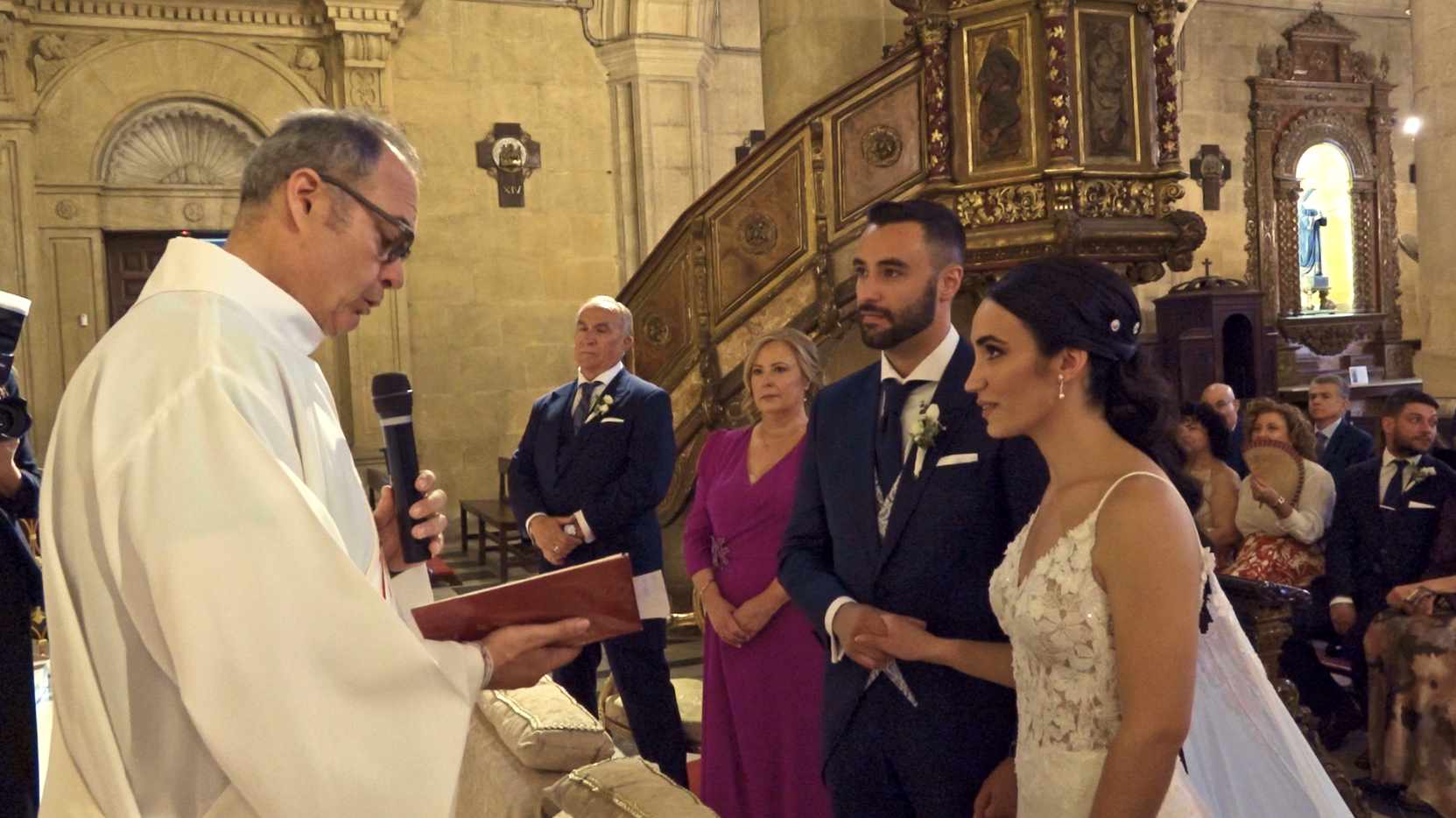 Diana y José Juan durante su ceremonia en el Santuario de la Virgen del Mar