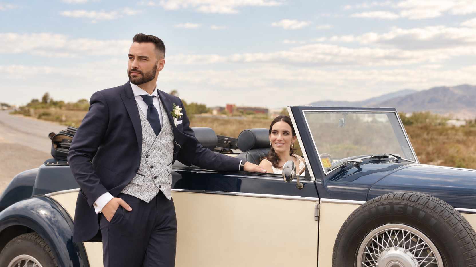 Diana y José Juan con su coche clásico